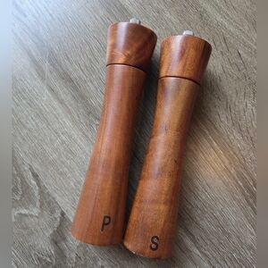 Wood Salt & Pepper Grinder Set | Modern Farmhouse Pepper Mill Pair | P & S Marke